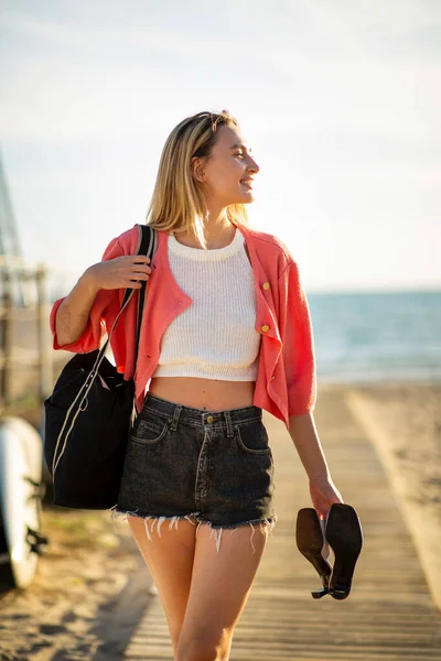 Retrato Mujer Joven Feliz Caminando Por Playa Con Bolsa — Foto de Stock