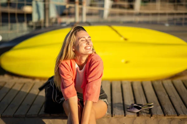 Jovencita Alegre Relajándose Sentada Kayak Playa —  Fotos de Stock