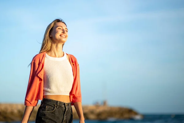 Kumsalda Güneşli Bir Günün Tadını Çıkaran Gülümseyen Genç Bir Kadının — Stok fotoğraf
