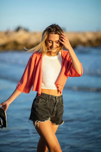 Portrait Smiling Young Blond Woman Walking Beach Water — Stock Photo, Image