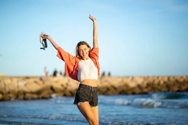 Портрет Счастливой Молодой Женщины Поднятыми Руками Пляже — стоковое фото