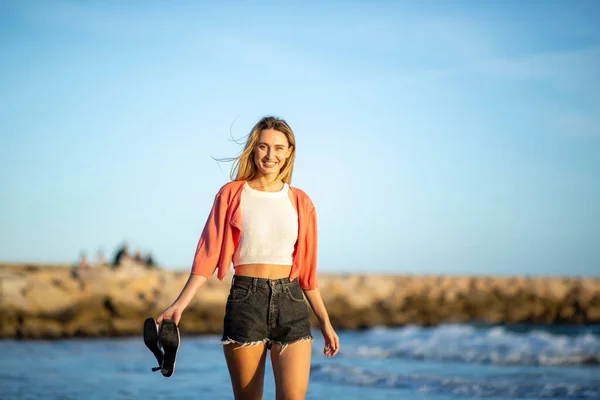 Retrato Mulher Feliz Shorts Andando Pela Praia — Fotografia de Stock