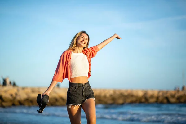 Retrato Mujer Joven Feliz Pantalones Cortos Mano Levantada Por Playa —  Fotos de Stock