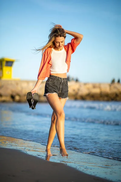 Full Body Portrait Barefoot Young Woman Walking Beach — Stock Photo, Image