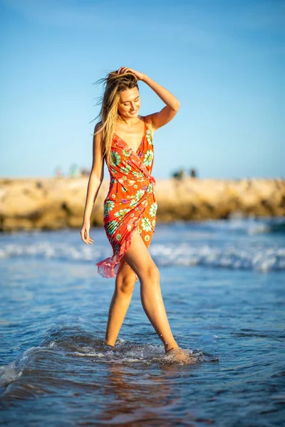 Retrato Comprimento Total Jovem Mulher Feliz Andando Descalça Água Pela — Fotografia de Stock