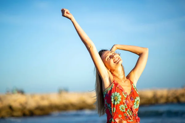 Πορτρέτο Της Ευτυχισμένης Νεαρής Γυναίκας Τεντώνει Χέρια Στην Παραλία — Φωτογραφία Αρχείου