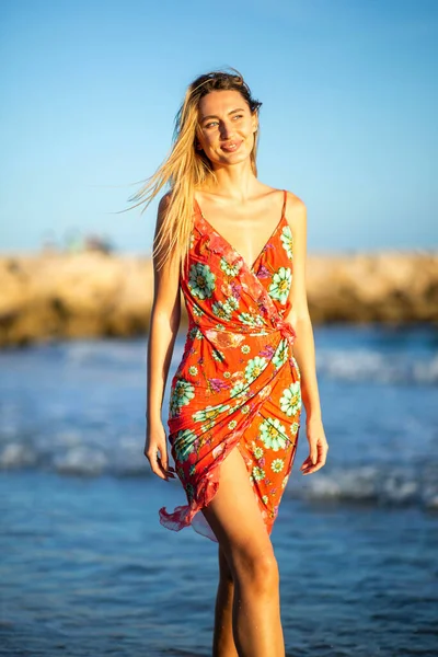Retrato Una Joven Sonriente Caminando Por Playa Desnuda — Foto de Stock