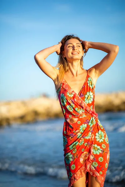 Kumsalda Elleri Saçında Mutlu Genç Bir Kadının Portresi — Stok fotoğraf