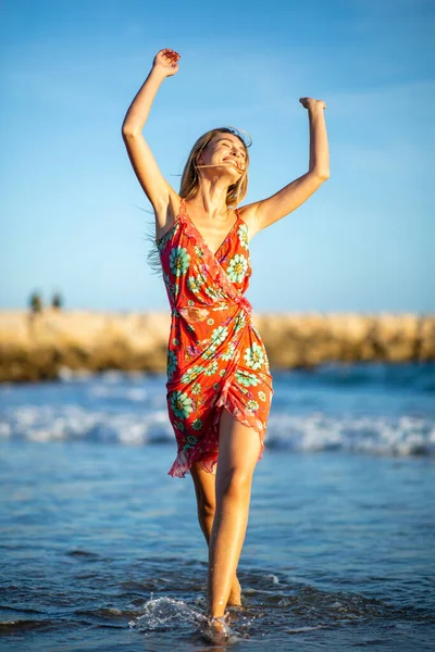 Pełna Długość Portret Boso Młoda Kobieta Spaceruje Plaży Sukience Podniesionymi — Zdjęcie stockowe