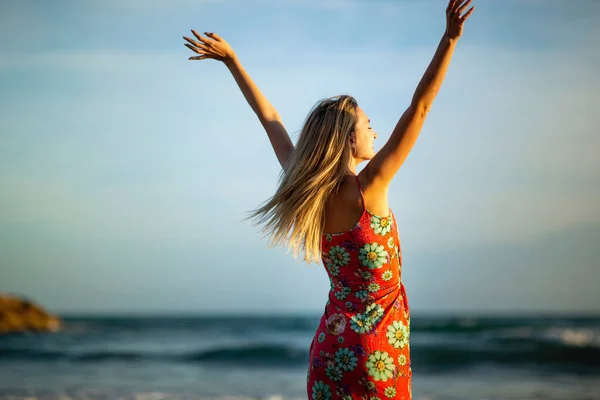 Портрет Спины Молодой Женщины Поднятыми Руками Пляже — стоковое фото