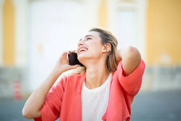Mulher Bonita Divertindo Conversando Telefone Celular Com Mãos Atrás Cabeça — Fotografia de Stock