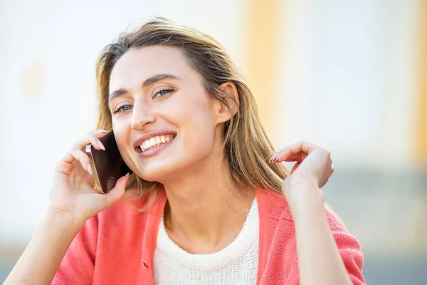 Πορτρέτο Του Χαμογελαστού Νεαρή Ξανθιά Γυναίκα Μιλάει Στο Κινητό Τηλέφωνο — Φωτογραφία Αρχείου