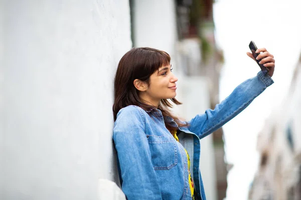 Ritratto Laterale Attraente Giovane Donna Latina Appoggiata Muro Scattare Selfie — Foto Stock