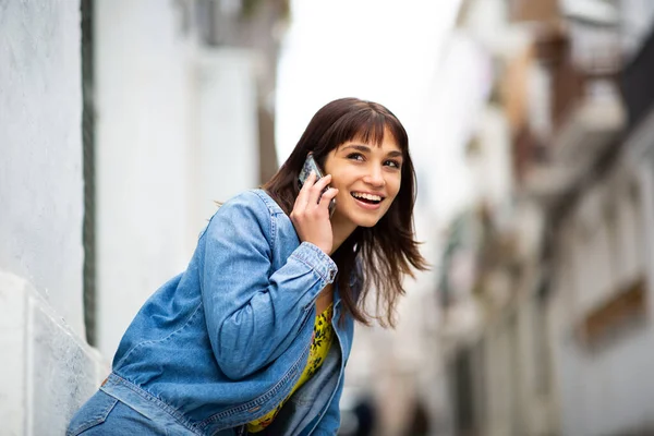 Portrait Cheerful Young Latin Woman Leaning Wall Talking Mobile Phone — Stock Photo, Image