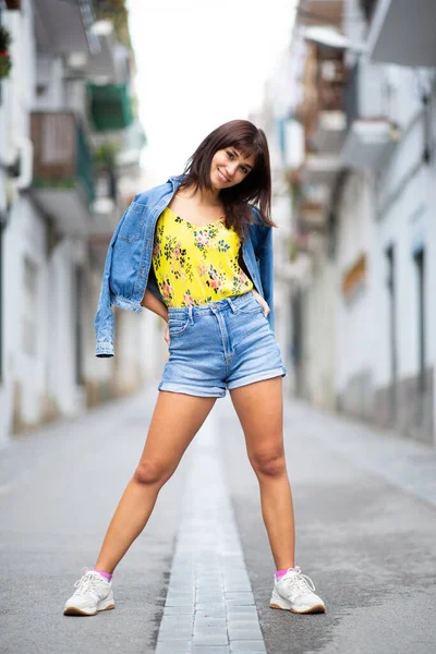 Retrato Cuerpo Completo Mujer Joven Atractiva Pantalones Cortos Mezclilla Chaqueta —  Fotos de Stock