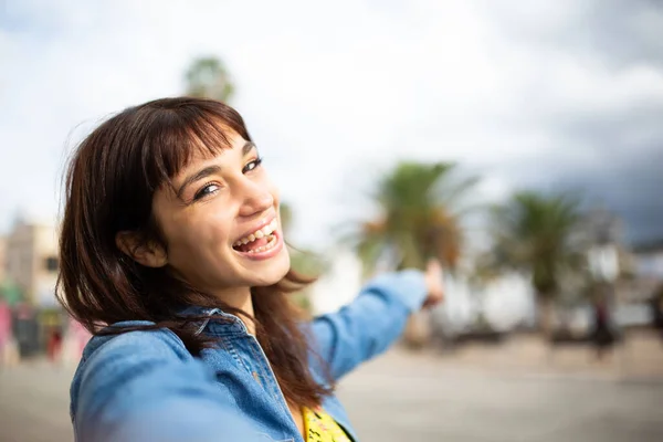 Portrait Jeune Femme Joyeuse Prenant Selfie Pendant Ses Vacances — Photo