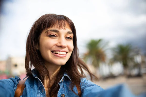 Porträtt Glad Ung Kvinna Semester Tar Selfie Utanför — Stockfoto