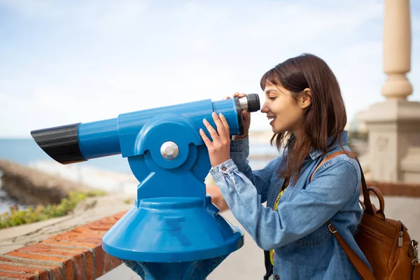 Seitenporträt Einer Jungen Frau Die Durch Das Teleskop Auf Das — Stockfoto