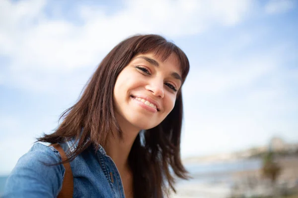 Portrét Krásné Mladé Ženy Turista Dovolené Přičemž Selfie Venku — Stock fotografie