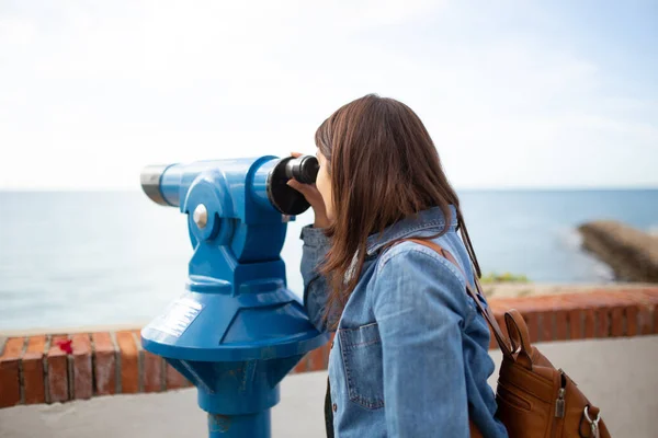 Widok Boku Młodej Kobiety Turystki Pomocą Teleskopu Aby Zobaczyć Panoramiczny — Zdjęcie stockowe