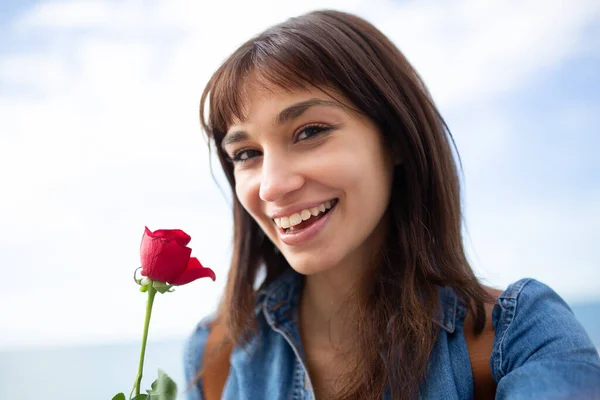 Πορτρέτο Της Όμορφης Νεαρής Γυναίκας Κόκκινο Τριαντάφυλλο Λαμβάνοντας Selfie Έξω — Φωτογραφία Αρχείου