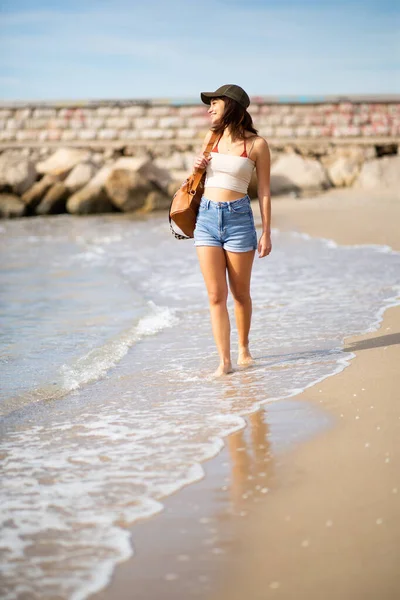 Πλήρες Πορτρέτο Της Όμορφης Νεαρής Γυναίκας Που Περπατάει Στην Παραλία — Φωτογραφία Αρχείου