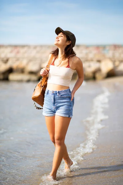 Портрет Красивой Молодой Женщины Кепке Гуляющей Пляжу Кожаной Сумкой — стоковое фото