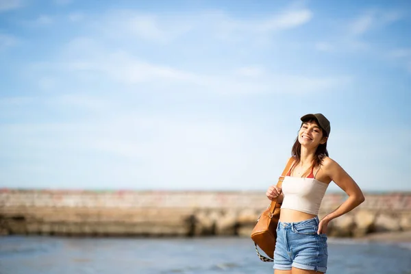 Portrait Smiling Young Woman Beach Vacation — Stock Photo, Image