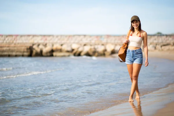 Ganzkörperporträt Einer Attraktiven Jungen Frau Die Barfuß Strand Spaziert — Stockfoto
