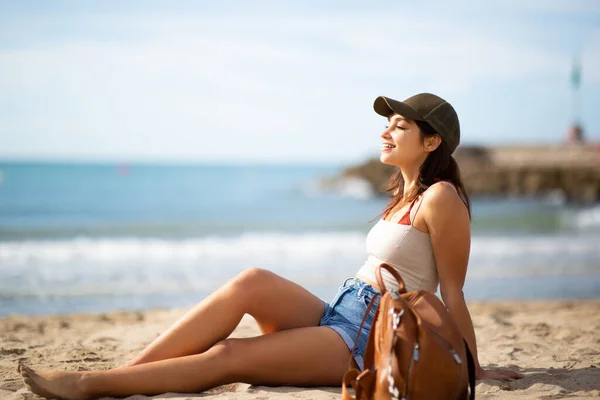 Plajda Çantasıyla Rahatlayan Çekici Genç Bir Kadının Yan Portresi — Stok fotoğraf