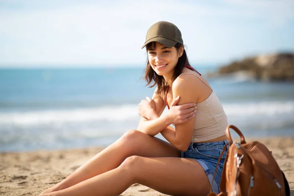 Portret Van Een Mooie Jonge Vrouw Ontspannen Zittend Het Strand — Stockfoto