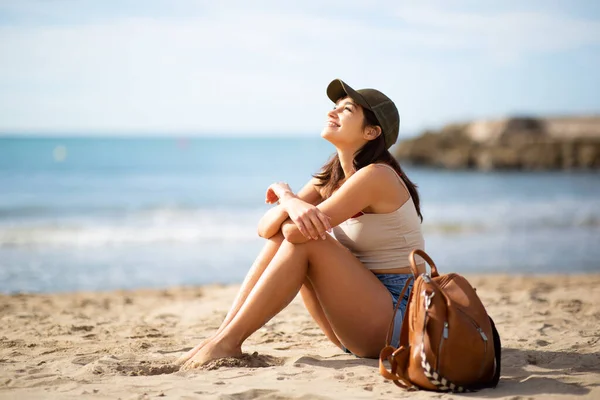 Побочный Портрет Красивой Молодой Женщины Сидящей Расслабленной Пляже Смотрящей Вверх — стоковое фото