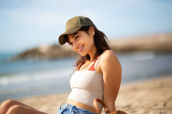 Güzel Bir Genç Kadının Portresi Plajda Rahatça Oturuyor Başka Tarafa — Stok fotoğraf
