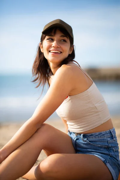 Retrato Mujer Joven Atractiva Relajándose Playa Durante Las Vacaciones —  Fotos de Stock