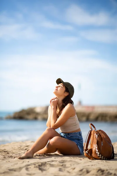 Πορτρέτο Της Όμορφης Νεαρής Γυναίκας Που Κάθεται Στην Παραλία Μάτια — Φωτογραφία Αρχείου