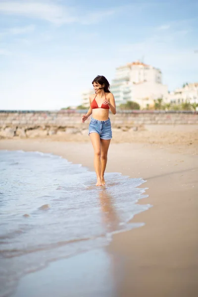 Portret Complet Femeie Tânără Frumoasă Care Aleargă Plajă — Fotografie, imagine de stoc