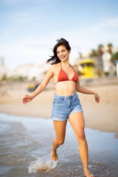 Retrato Larga Duración Una Joven Sonriente Corriendo Por Playa — Foto de Stock