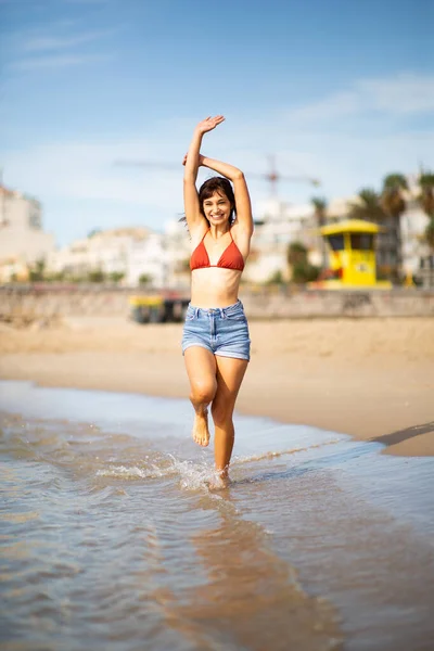 Портрет Счастливой Девушки Бикини Бегущей Пляжу Поднятыми Руками — стоковое фото