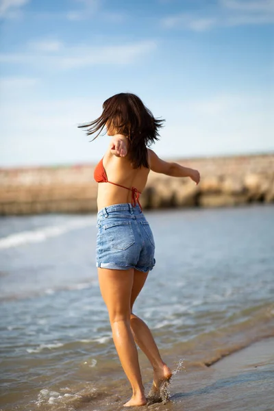 Celotělový Portrét Mladé Ženy Stojící Pláži Nataženýma Rukama — Stock fotografie
