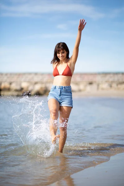 Retrato Comprimento Total Bela Jovem Chutando Água Praia — Fotografia de Stock