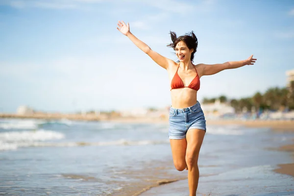 Πορτρέτο Της Χαρούμενης Νεαρής Γυναίκας Που Τρέχει Στην Παραλία Χέρια — Φωτογραφία Αρχείου