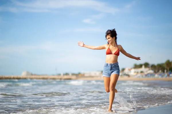 Deniz Kıyısında Kollarını Açmış Koşuşturan Güzel Genç Bir Kadının Tam — Stok fotoğraf