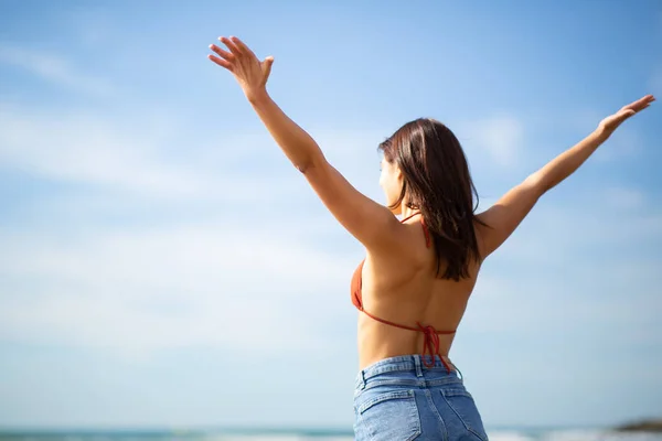 Bir Yaz Günü Plajda Gökyüzüne Doğru Uzanmış Genç Bir Kadının — Stok fotoğraf