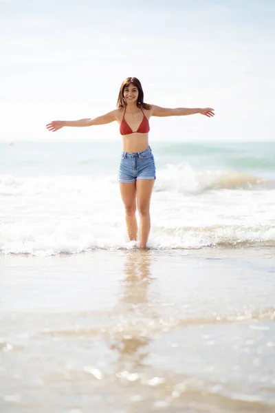 Pełna Długość Portret Szczęśliwej Młodej Kobiety Spacerującej Morskiej Wodzie Plaży — Zdjęcie stockowe