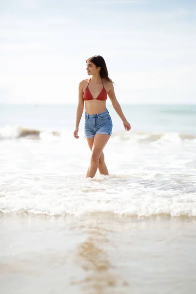 Ganzes Porträt Der Schönen Jungen Frau Die Strand Wasser Spaziert — Stockfoto