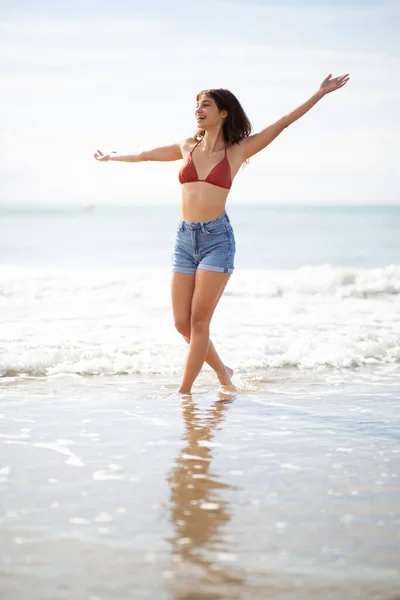 Pełne Ciało Portret Podekscytowanej Młodej Kobiety Spacerującej Plaży Wyciągniętymi Ramionami — Zdjęcie stockowe