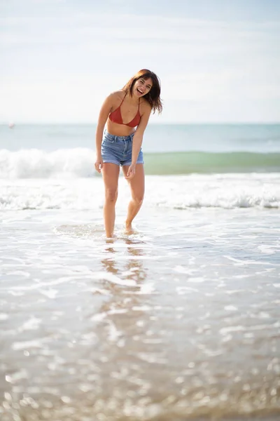 Retrato Corpo Inteiro Jovem Despreocupada Andando Água Praia — Fotografia de Stock