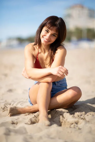 Portret Pięknej Młodej Kobiety Siedzącej Piaszczystej Plaży Letni Dzień — Zdjęcie stockowe