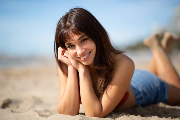 Portret Pięknej Młodej Kobiety Leżącej Piaszczystej Plaży Letni Dzień — Zdjęcie stockowe