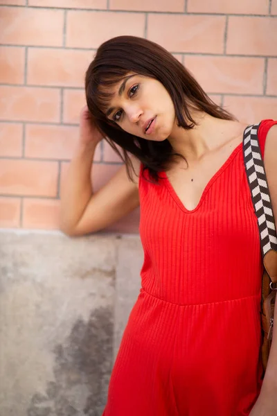 Портрет Привлекательной Молодой Женщины Красном Платье Стены — стоковое фото